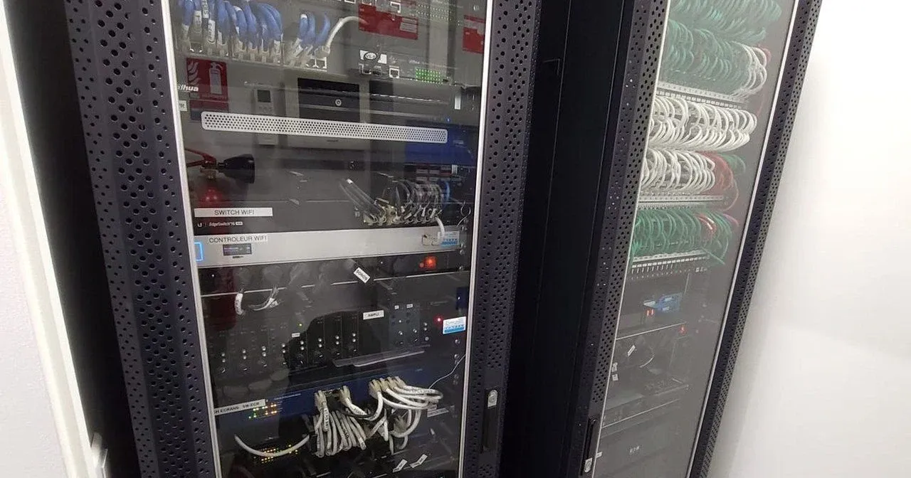 Deux baies réseau équipées dans un local technique, après une pose