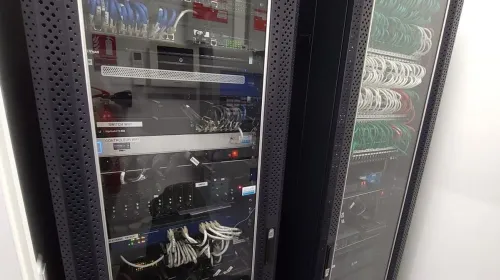 Deux baies réseau équipées dans un local technique, après une pose