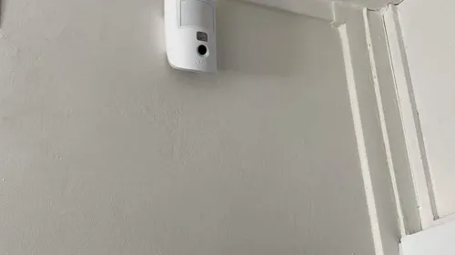 Salon d'appartement parisien envahi par le brouillard blanc d'un générateur de brouillard anti-cambriolage