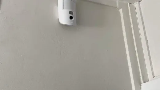 Salon d'appartement parisien envahi par le brouillard blanc d'un générateur de brouillard anti-cambriolage