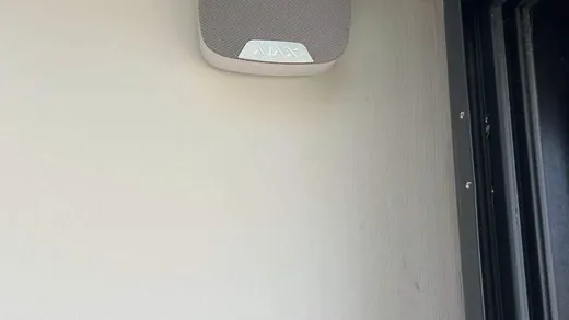 Couloir de maison rempli d'un brouillard blanc épais, vu depuis la porte d'entrée