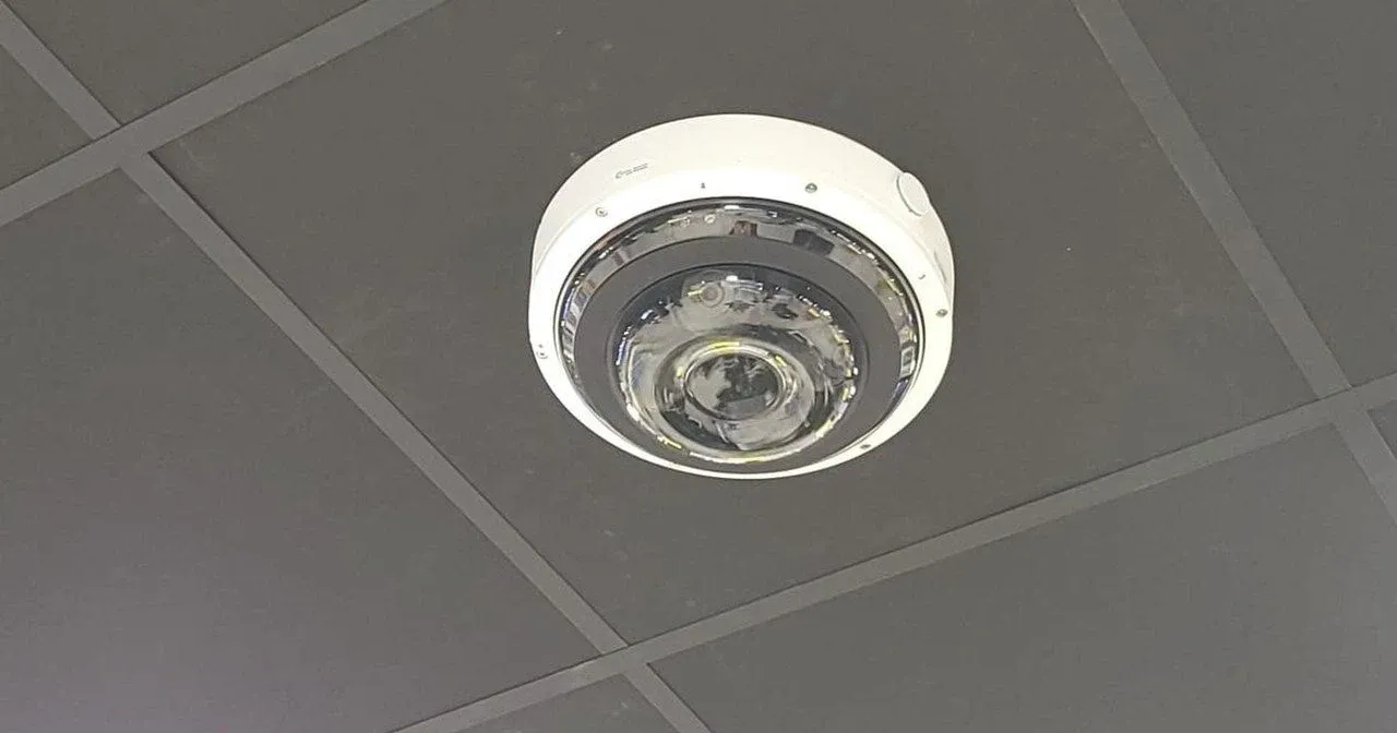 Caméra multicapteurs à 360 degrés encastrée dans le faux plafond d'un espace de bureaux