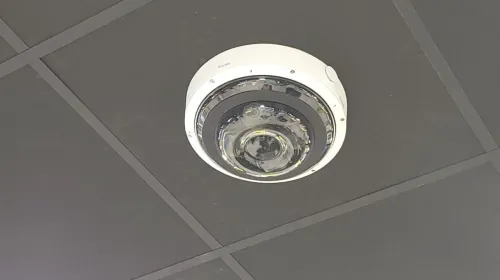 Caméra multicapteurs à 360 degrés encastrée dans le faux plafond d'un espace de bureaux