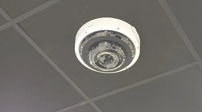 Caméra multicapteurs à 360 degrés encastrée dans un faux plafond de bureaux