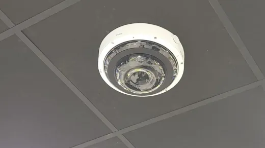 Caméra multicapteurs à 360 degrés encastrée dans le faux plafond d'un espace de bureaux