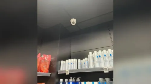 Caméra dôme au plafond d'une officine, au-dessus du rayon des soins