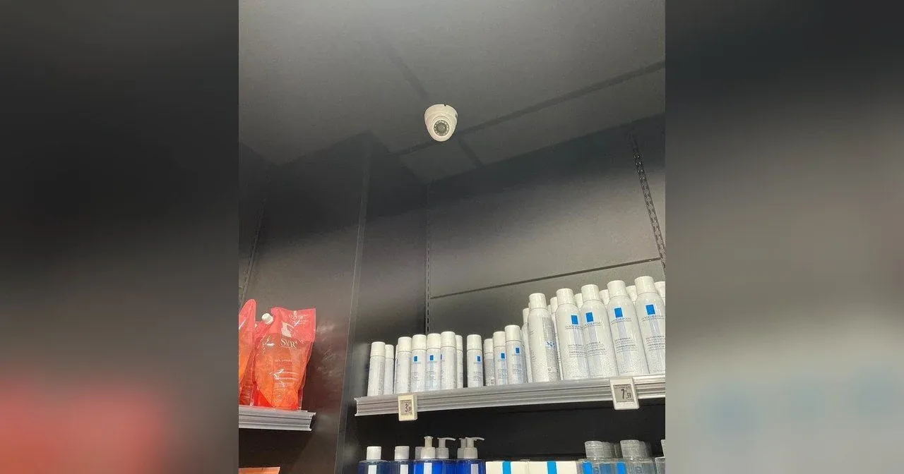 Caméra dôme au plafond d'une officine, au-dessus du rayon des soins