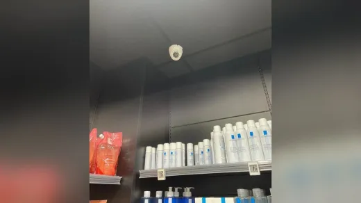 Caméra dôme au plafond d'une officine, au-dessus du rayon des soins