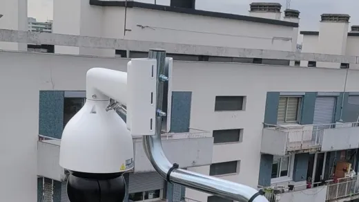 Caméra motorisée orientable posée sur un mât, sur un toit-terrasse