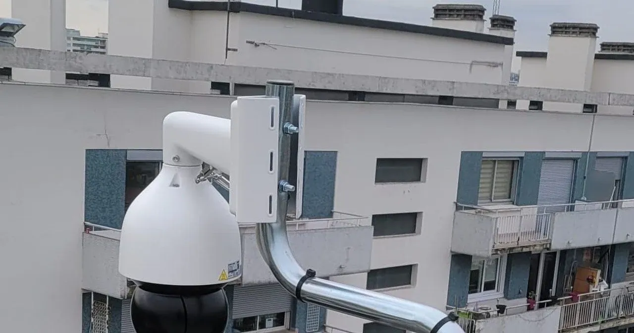 Caméra motorisée orientable posée sur un mât, sur un toit-terrasse