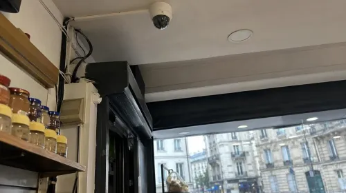 Caméra de surveillance commerce à Paris : caisse, réserve, vitrine et conformité