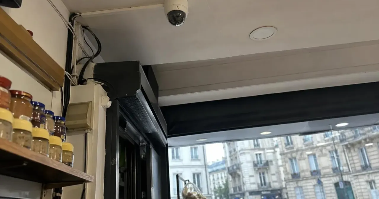 Caméra de surveillance commerce à Paris : caisse, réserve, vitrine et conformité