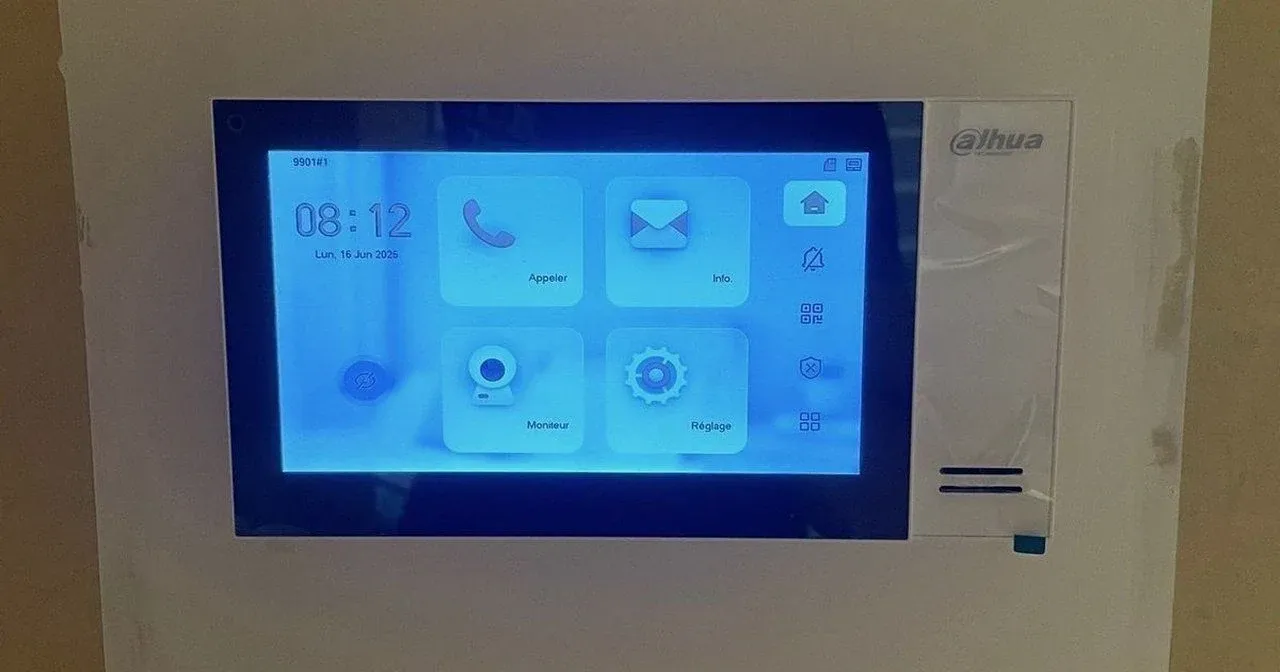Moniteur de visiophone Dahua fixé au mur pendant la pose