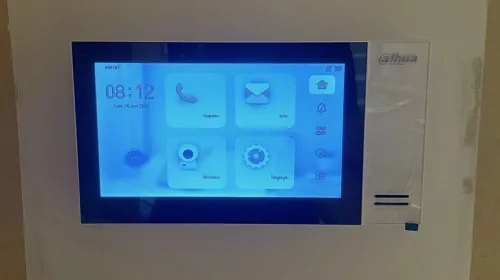 Moniteur de visiophone Dahua fixé au mur pendant la pose