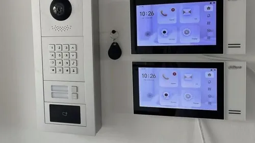 Portier vidéo à clavier Dahua et deux écrans intérieurs connectés
