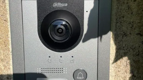 Platine de portier vidéo Dahua posée sur un mur en pierre, à l'entrée d'une propriété