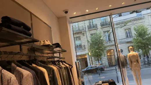 Vitrine d'une boutique parisienne vue de l'intérieur, avec un détecteur de bris de glace fixé au plafond