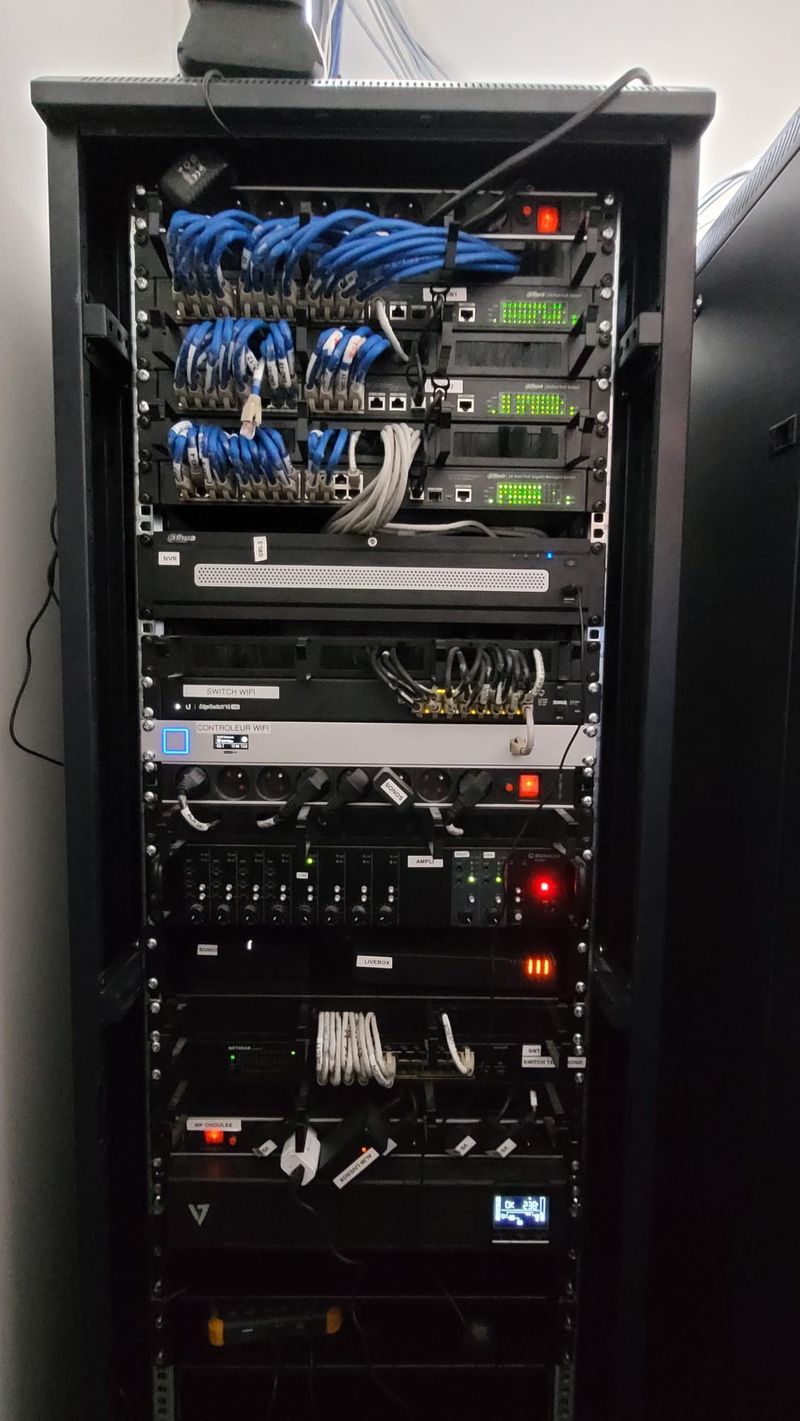 Baie informatique équipée et câblée dans une entreprise