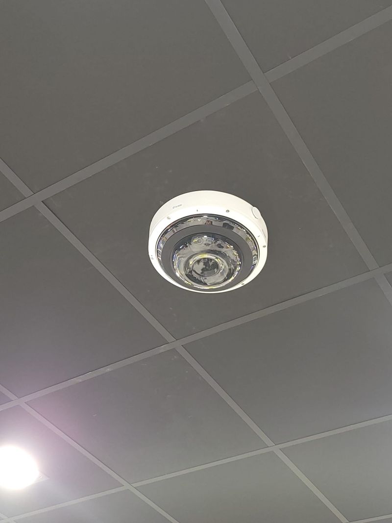 Caméra multicapteurs à 360 degrés encastrée dans un faux plafond de bureaux