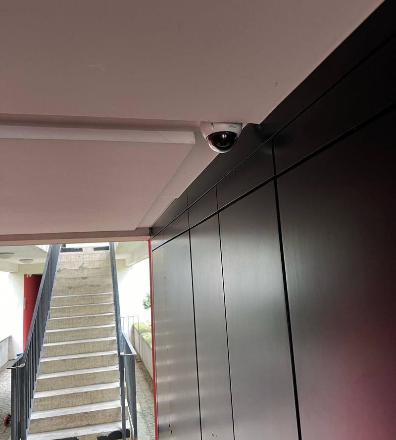 Caméra dôme au plafond d'une cage d'escalier d'immeuble récent