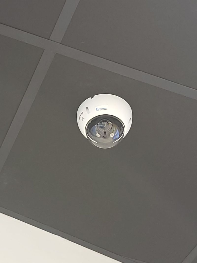 Caméra dôme posée dans un faux plafond de bureaux