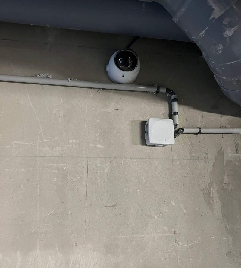 Caméra dôme sur un mur en béton, raccordée sous gaine et boîte de dérivation