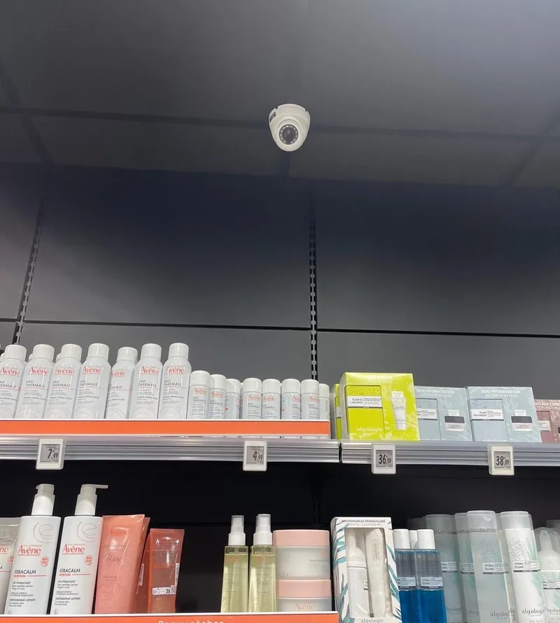 Caméra dôme au plafond d'une pharmacie, au-dessus des rayons