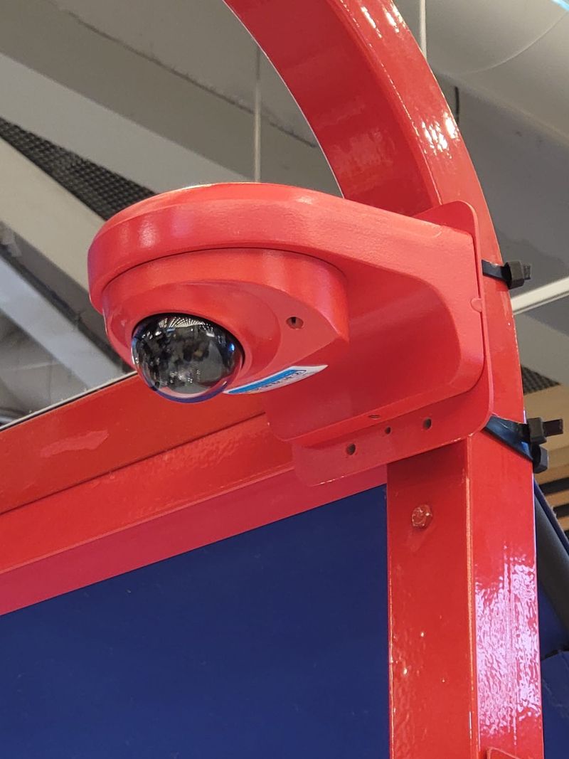 Caméra dôme sur un support peint aux couleurs d'un stand de restauration