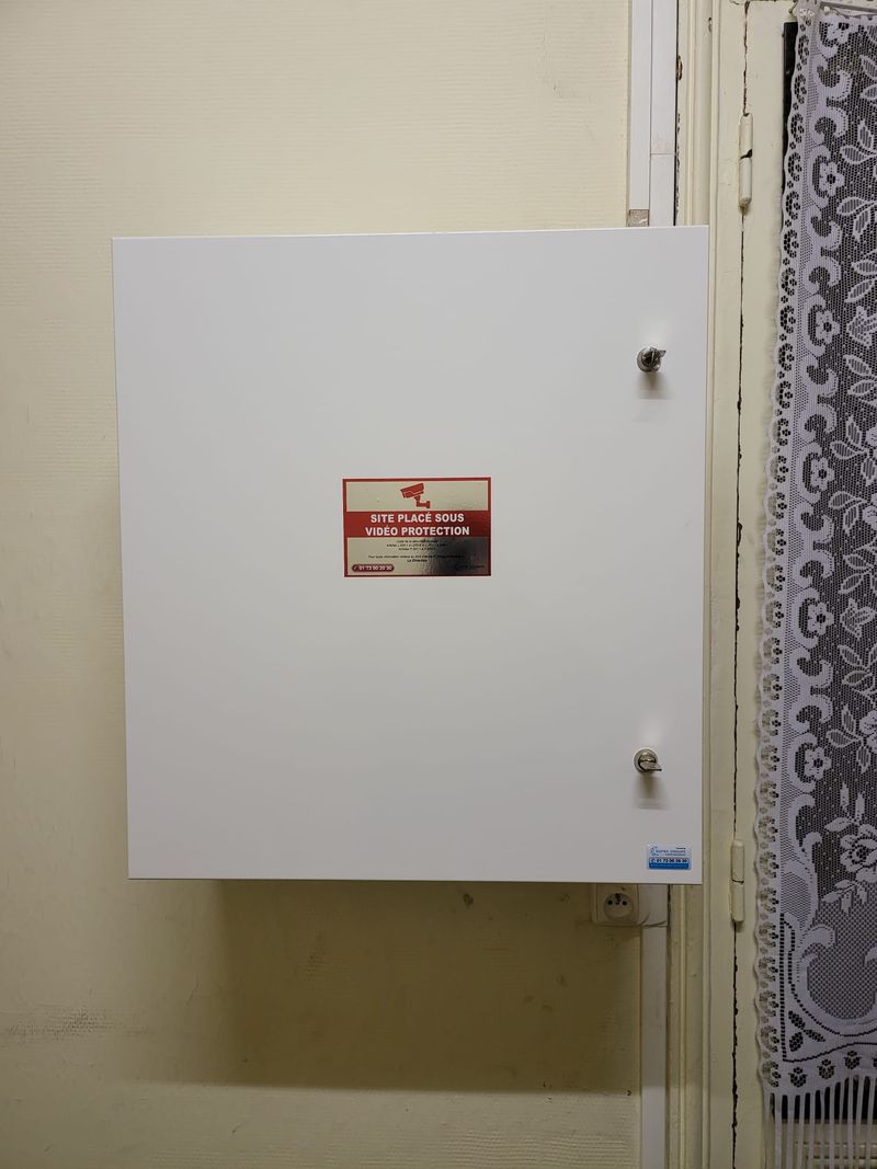 Coffret technique fermé à clé portant l'affichage « site placé sous vidéoprotection »
