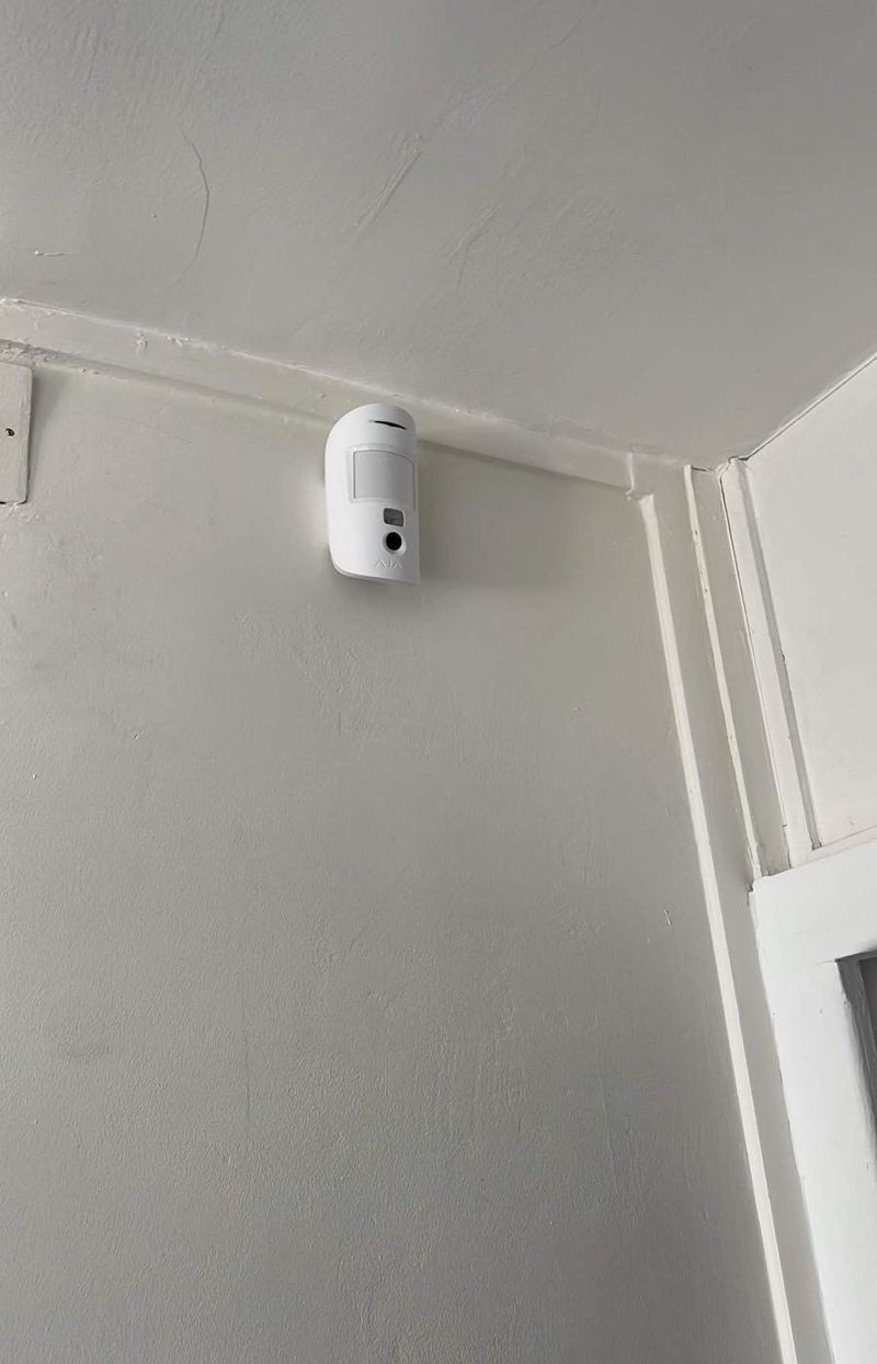Détecteur de mouvement d'alarme sans fil fixé en haut d'un mur