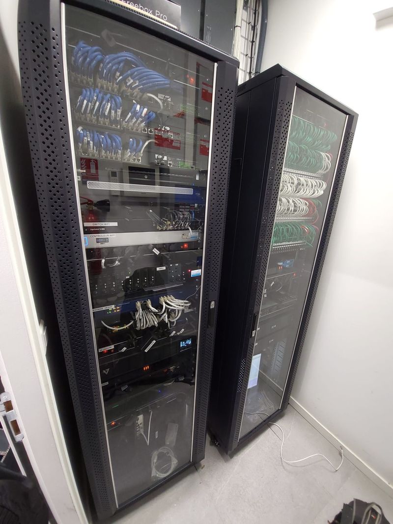 Deux baies réseau vitrées dans un local technique d'entreprise