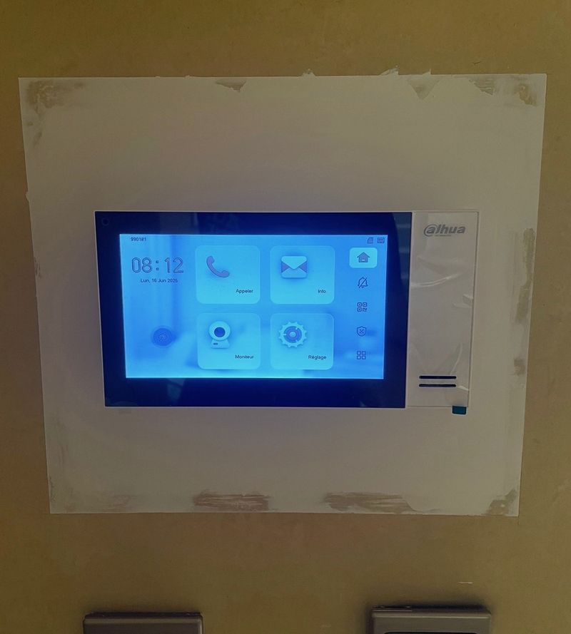 Moniteur de visiophone Dahua fixé au mur pendant la pose