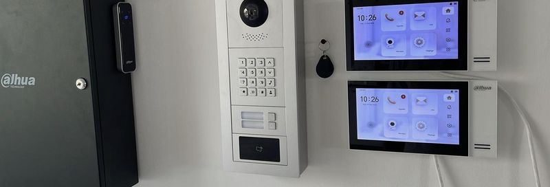Portier vidéo Dahua à clavier, deux moniteurs intérieurs et un coffret technique